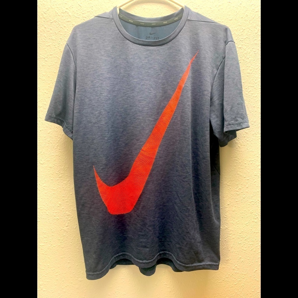 Nike Men’s Size L Swoosh Dry-fit Tee